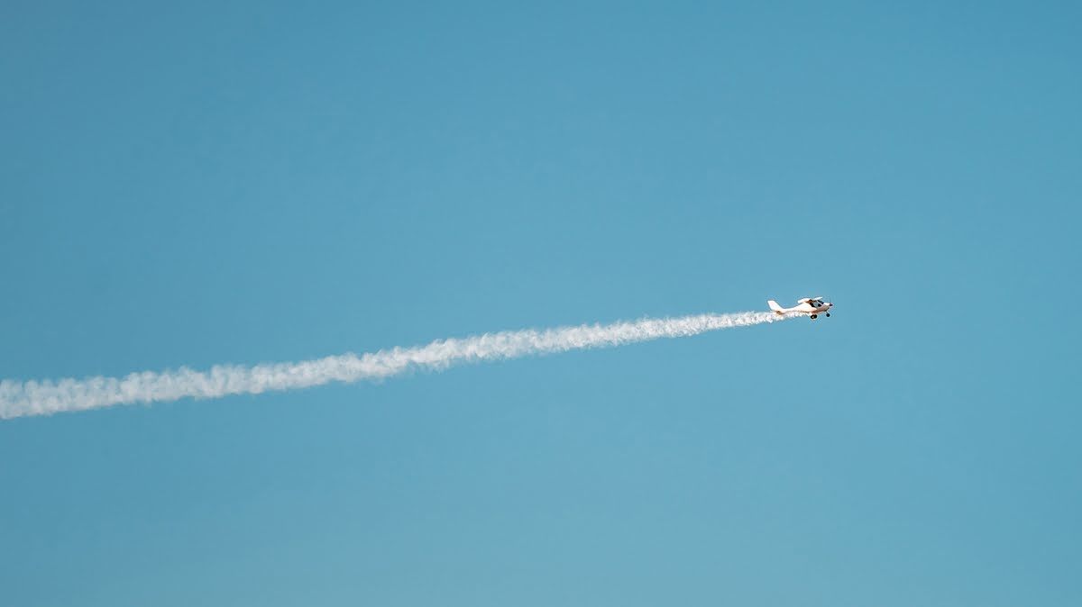 Biała smuga za samolotem